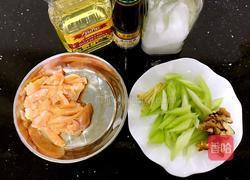 西芹核桃仁炒鸡胸的做法图解1