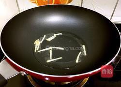 西芹核桃仁炒鸡胸的做法图解2