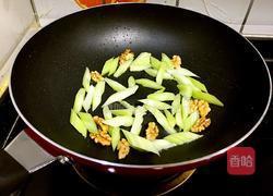 西芹核桃仁炒鸡胸的做法图解5