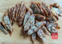 荷兰豆炒腊肠的做法图解1