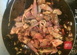 信阳家常香菇炖腊鸡的做法图解7