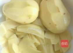 榛蘑土豆片的做法图解1