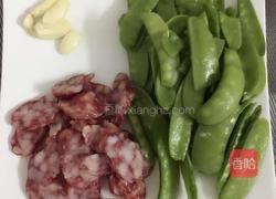 腊肠炒荷兰豆的做法图解1