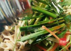 豆腐皮拌三丝的做法图解7