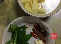 土豆烧鸡腿的做法图解1