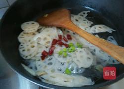 辣炒藕片的做法图解2