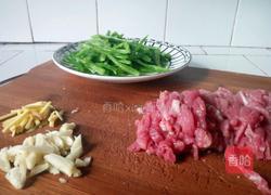 青椒炒肉的做法图解1