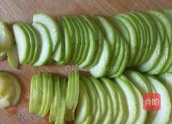 番茄酱炒西葫芦的做法图解2