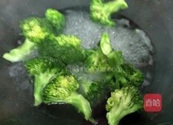 团团圆圆一一西蓝花抱蛋的做法图解2