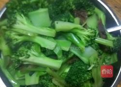 西兰花炒腊肉的做法图解6