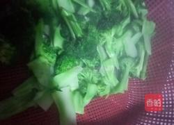 西兰花炒腊肉的做法图解2