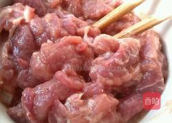 胡萝卜青笋木耳炒肉片的做法图解1