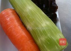 胡萝卜青笋木耳炒肉片的做法图解2