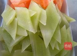 胡萝卜青笋木耳炒肉片的做法图解3