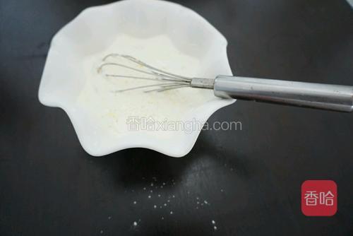 将蛋挞液的所有食材放在碗中用打蛋器搅拌均匀，要注意低筋粉会有小颗粒，尽量搅拌溶解。最好将搅拌好的蛋挞液过细筛。