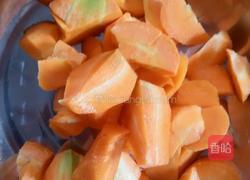 胡萝卜汁的做法图解1