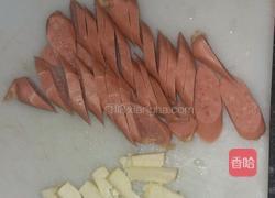 荷兰豆炒香肠的做法图解1