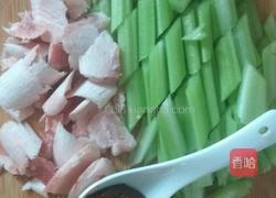 豆瓣酱芹菜肉片的做法图解1