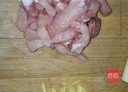 蒜苗炒肉的做法图解1