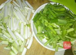 蒜苗炒肉的做法图解2