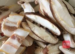 大白菜香菇腊肉砂锅面的做法图解2