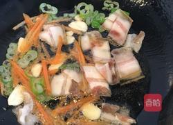大白菜香菇腊肉砂锅面的做法图解4