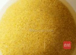 海参小米粥的做法图解2