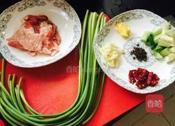 羊肉炒蒜薹的做法图解1