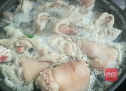 炖猪蹄的做法图解1