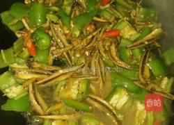 辣椒炒小鱼干的做法图解8