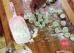 牛油果皮的香菇虾仁饺子的做法图解4