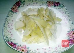 爽口西芹拌萝卜皮的做法图解1