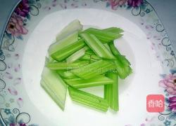 爽口西芹拌萝卜皮的做法图解2