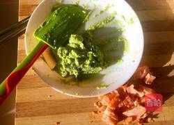 三文鱼牛油果意面的做法图解3