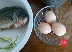 鲫鱼荷包蛋汤的做法图解1