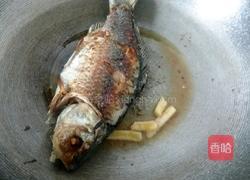 鲫鱼荷包蛋汤的做法图解6