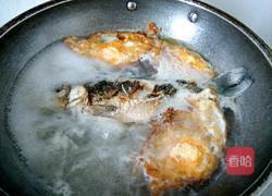 鲫鱼荷包蛋汤的做法图解8