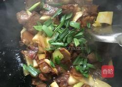 榨菜头炒腊肉的做法图解5
