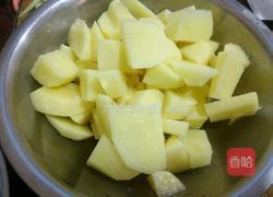 土豆烧排骨的做法图解1