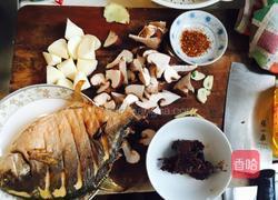 郫县豆瓣香菇鸡爪烧鲳鱼的做法图解1