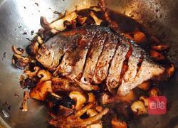 郫县豆瓣香菇鸡爪烧鲳鱼的做法图解2