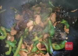 青椒木耳炒肉的做法图解4