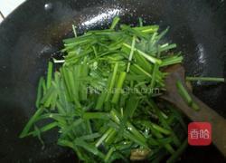 鱿鱼炒韮菜的做法图解11