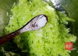 莴笋猪肉饺子的做法图解2
