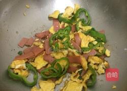 青椒鸡蛋炒火腿的做法图解5