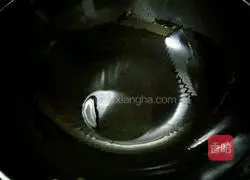 Illustration of how to make egg steamed bun slices with less oil 3