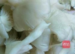 平菇白菜煮面条的做法图解2