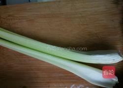 马蹄炒西芹的做法图解1