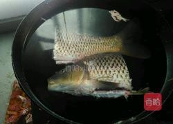 鲜鲤鱼汤的做法图解1