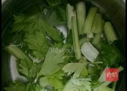 芹菜炒黑木耳的做法图解1